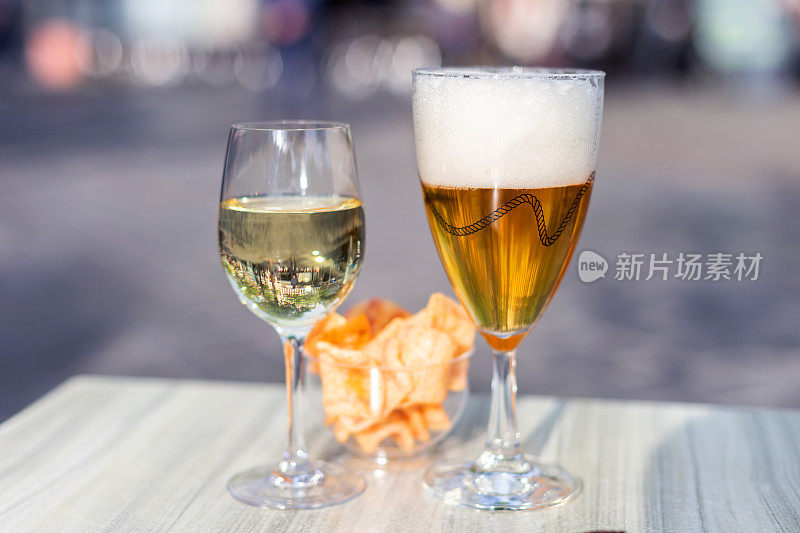 比利时根特阳光明媚的露台上，啤酒和葡萄酒