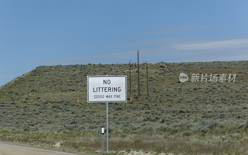 在美国犹他州和内华达州之间的高速公路上禁止乱扔垃圾的交通标志