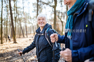 一对老年夫妇在森林里徒步旅行