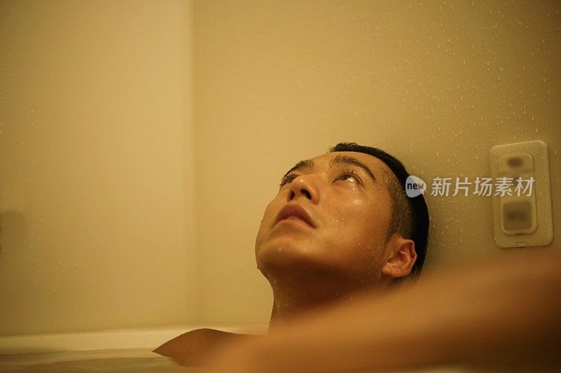 年轻英俊的男人正在洗澡