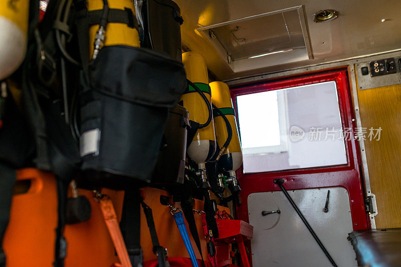 消防队员用的黄色氧气瓶，放在一辆旧消防车里。