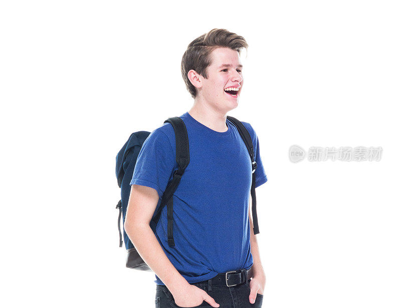 年轻的高中男生背着背包，双手插在口袋里