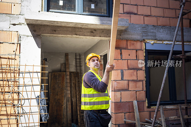 建筑工地上的建筑工人