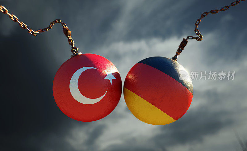 破坏球纹理与土耳其和德国国旗在黑暗的暴风雨天空