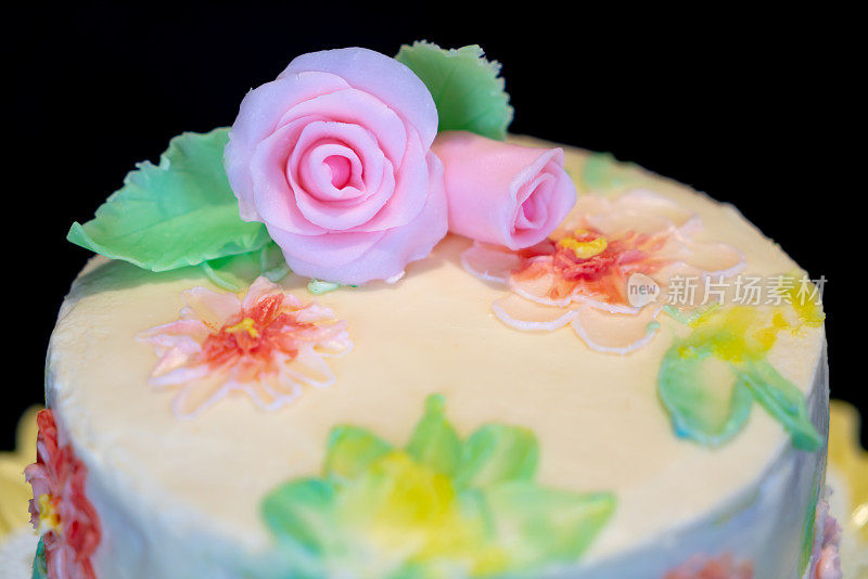 漂亮的家庭蛋糕，粉红色的玫瑰花