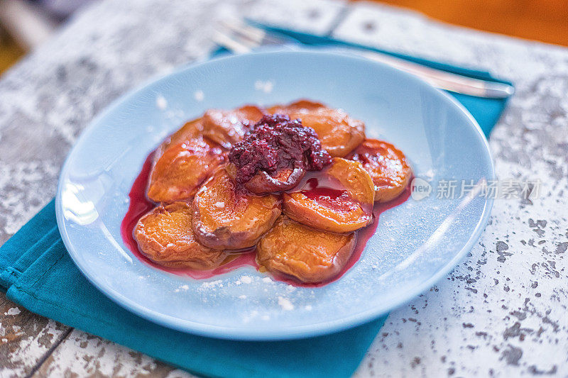 烤杏仁配酸樱桃酱，特写