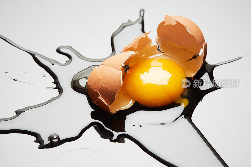 碎鸡蛋掉在地上