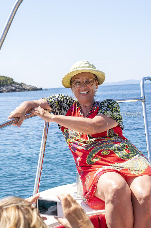 老年妇女享受游艇巡游和拍照