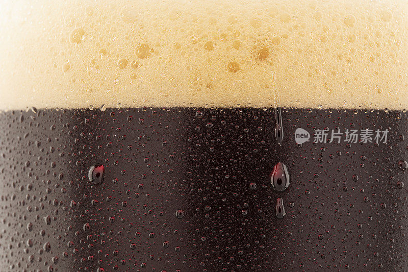 冰镇啤酒杯与水珠凝结。品脱啤酒玻璃