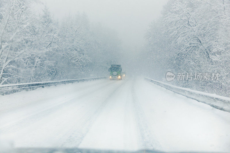 卡车运输在恶劣的道路条件在暴风雪