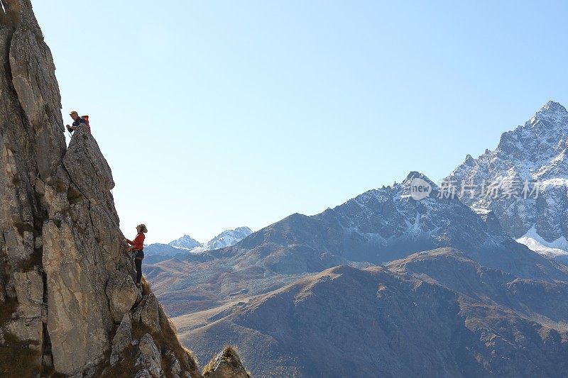 登山运动员登山顶