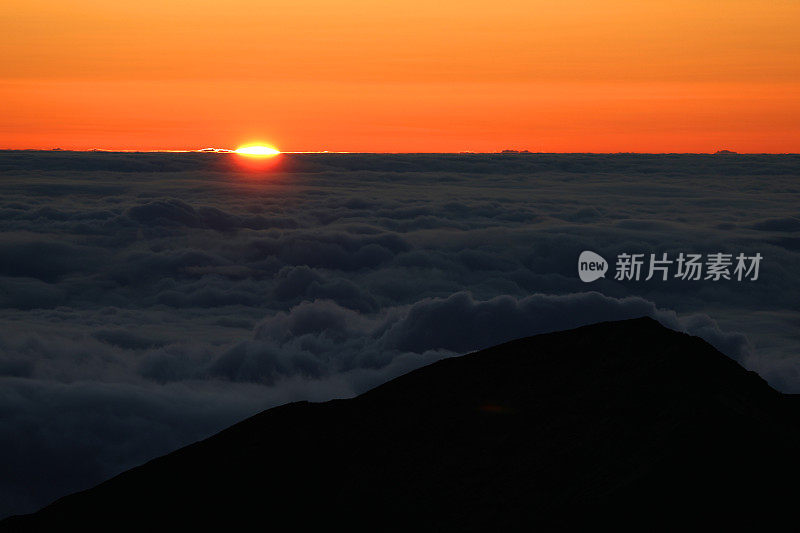 哈雷阿卡拉峰云层之上的日出