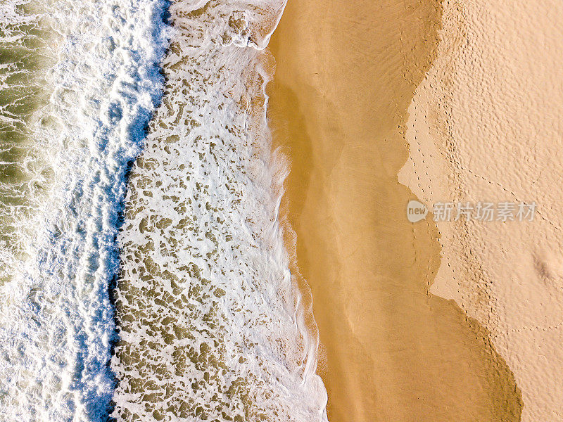 壮观的鸟瞰图，美丽的白色海滩沐浴在强烈的海浪