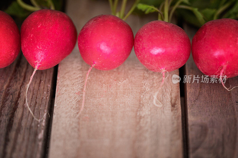 木板上的红萝卜，特写