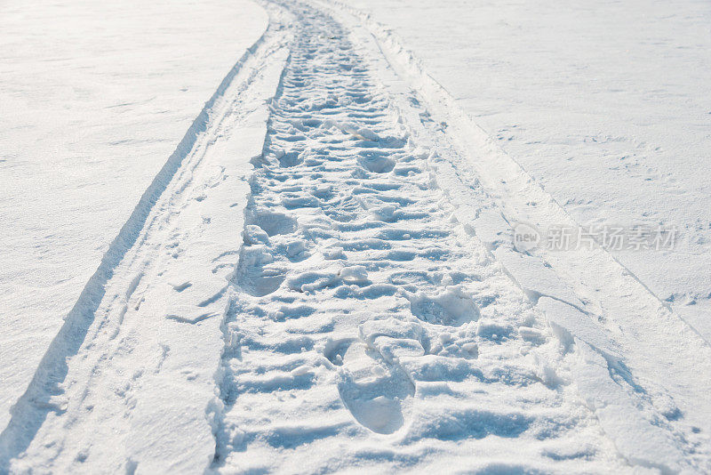 雪地上的车胎痕迹