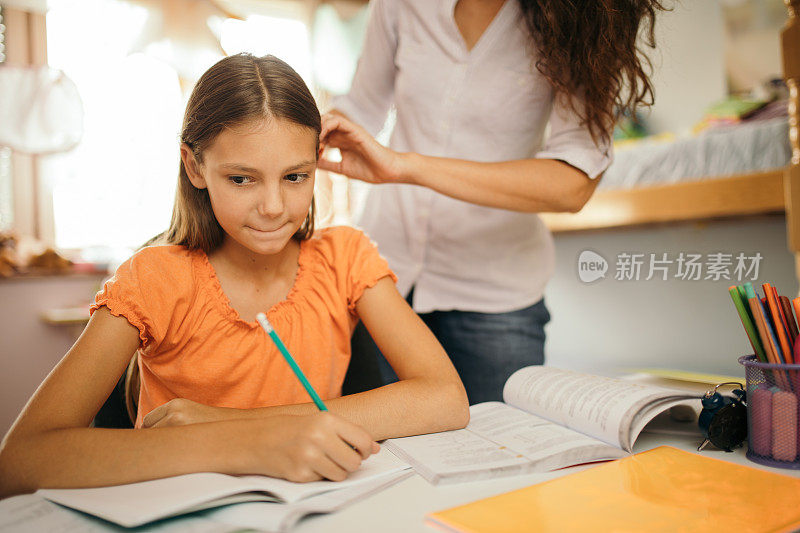 女孩和她妈妈在家里做作业