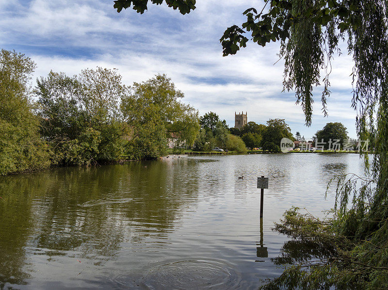 池塘和村庄的绿色在大马西姆，诺福克