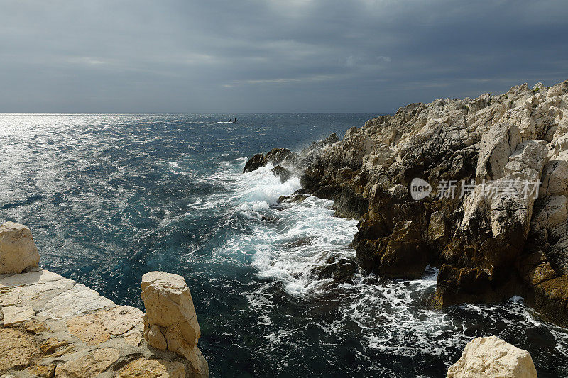 尼斯附近的岩石海岸，蓝色海岸，法国