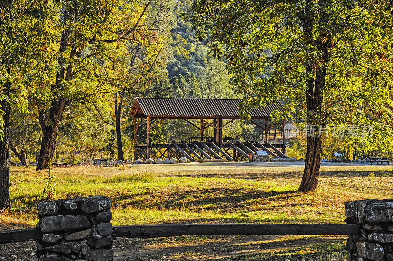 历史复制品锯木厂在加州州立公园与秋天的颜色