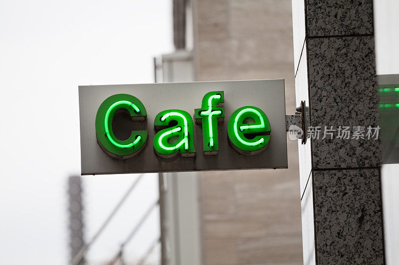 绿色和霓虹招牌的咖啡馆