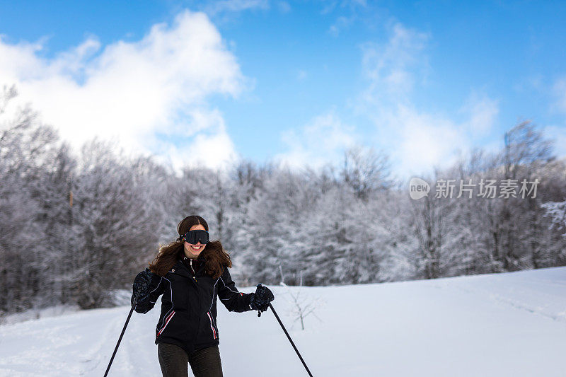 赛道上的女滑雪者