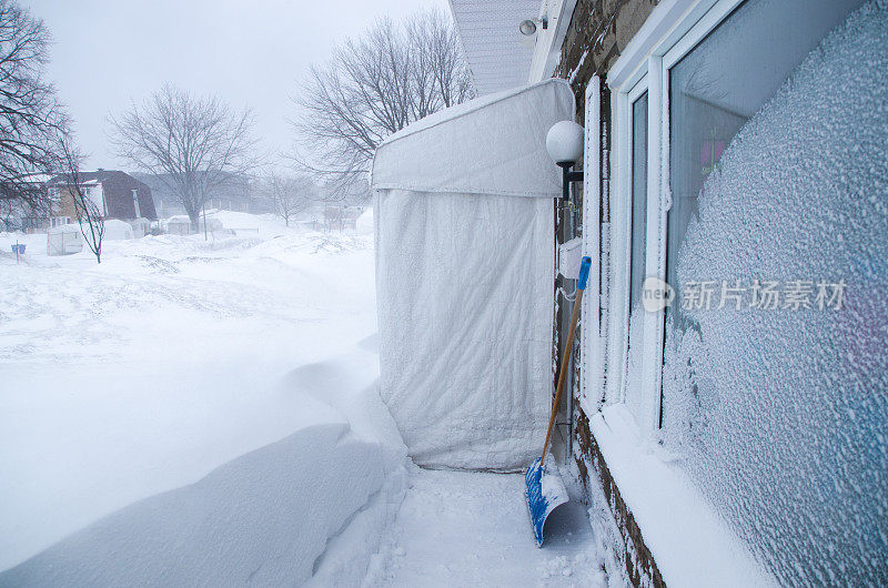 暴风雪期间的家门口