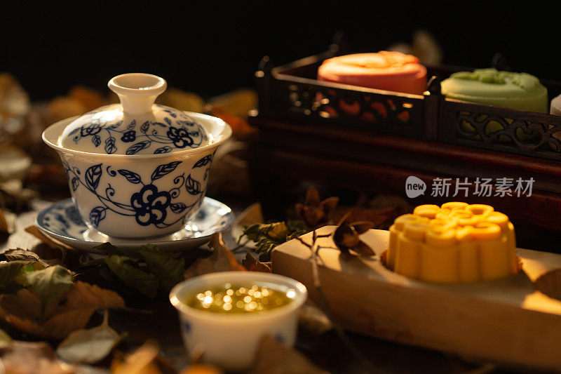 月饼与中式茶杯