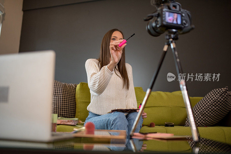 一个女人在为她的化妆品博客制作视频。一个美容博客的一天。