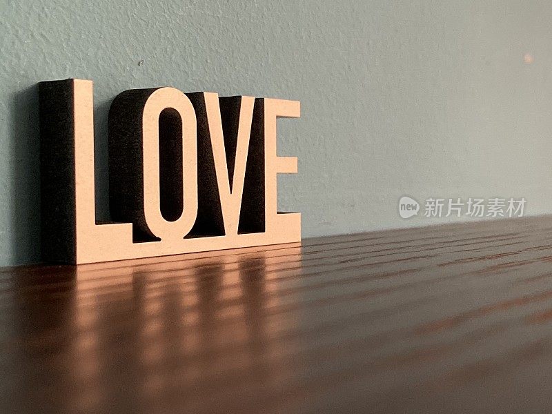 蓝色背景上的单字LOVE