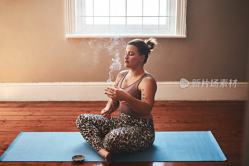 帕罗桑托烟棒的烟雾是如此强大的清洁