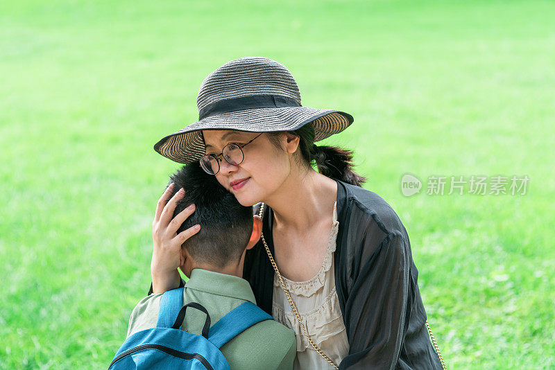 母亲在草原上安慰儿子