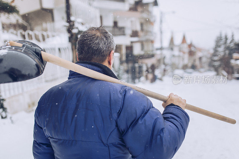 老人清理积雪