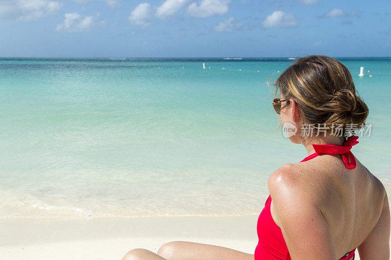 美丽的女人懒洋洋地躺在加勒比海滩天堂