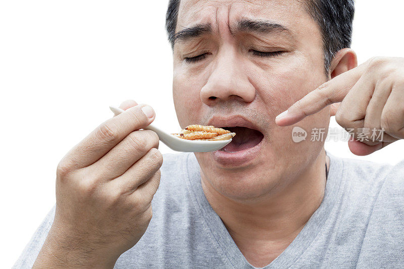 食物昆虫:男子手握菜勺吃竹虫虫或竹虫虫油炸作为食物在白色的背景，是良好的膳食高蛋白食用来源。昆虫学的知识概念。