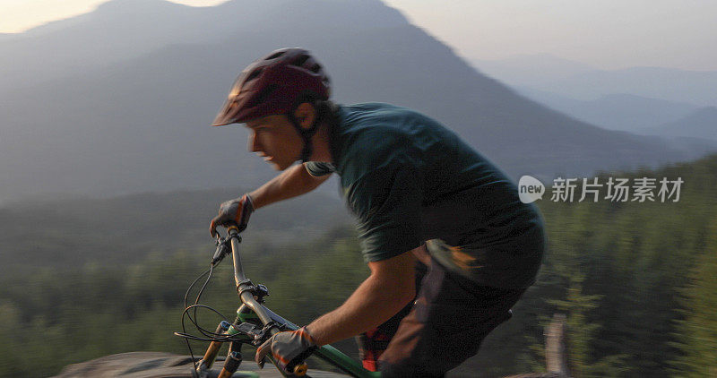 山地自行车穿过的道路上的山脉和山谷