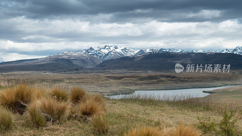 南阿尔卑斯山，坎特伯雷地区，新西兰。从约翰山(特卡波湖)看