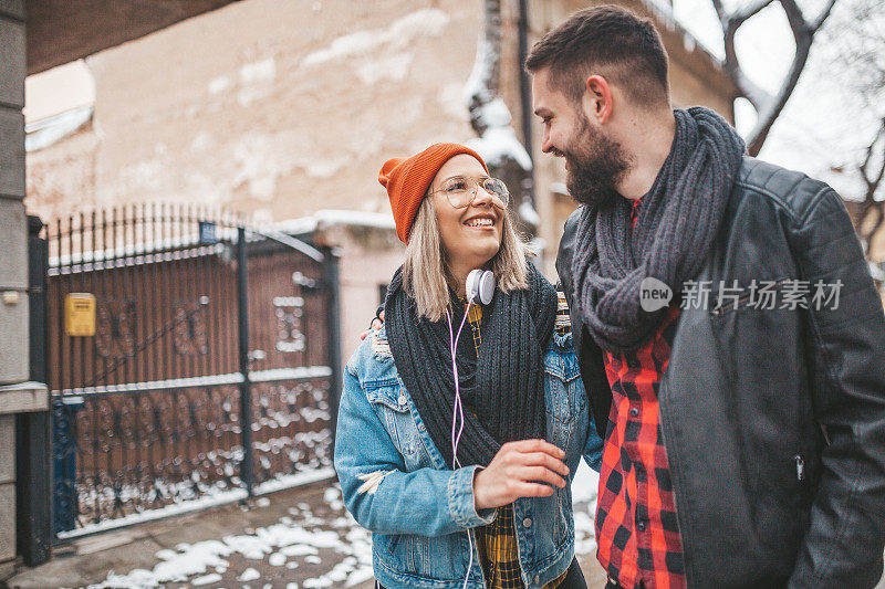 这对夫妇在户外享受最后的冬天