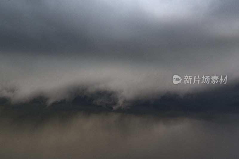 暴风雨的乌云在天空中随着云架向前滚动