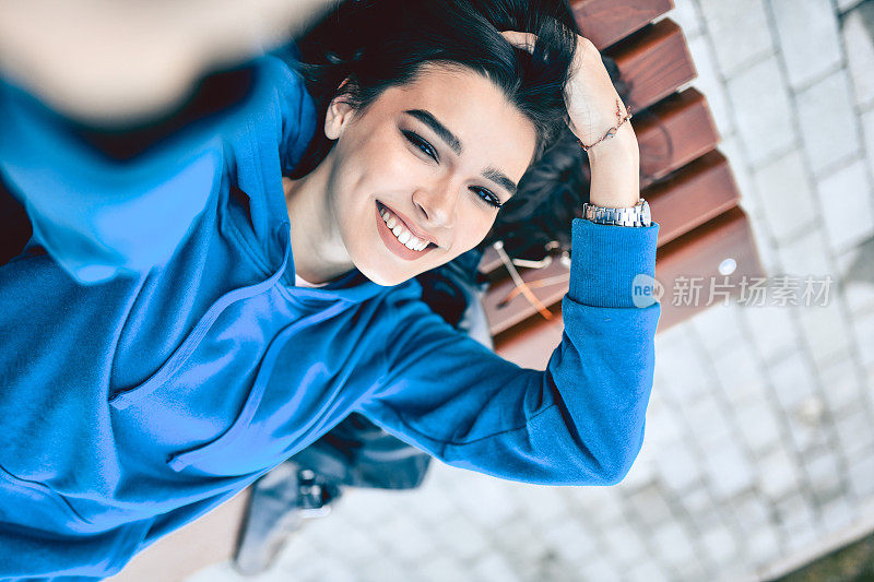 在长椅上休息时自拍的美女