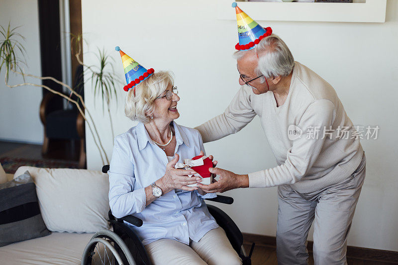 老人给妻子一个生日蛋糕，给她一个惊喜