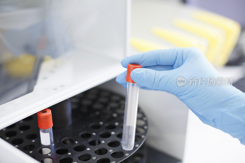 实验室里的医学研究在实验室使用现代设备处理医学样本的科学家。实验室医疗设备用于分析的医疗设备。血液检测冠状病毒(COVID-19)。