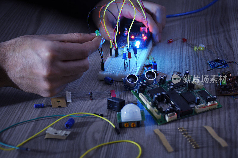 负责arduino项目，实验板，电子模块的工程师