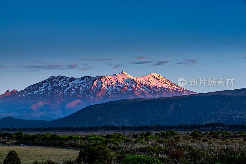 黄昏的鲁阿佩胡山，新西兰国家公园