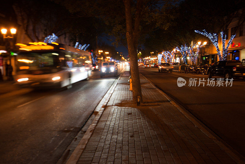 夜间街景的抽象散焦图像