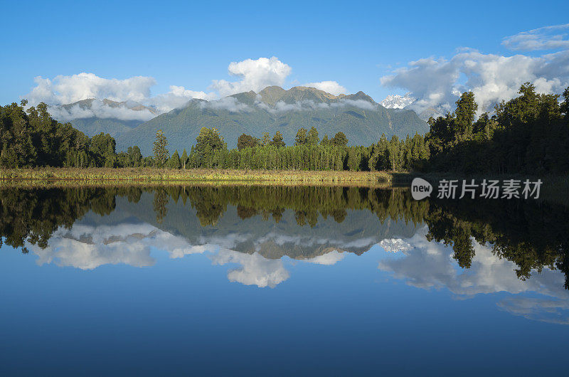 新西兰马西森湖库克山的倒影