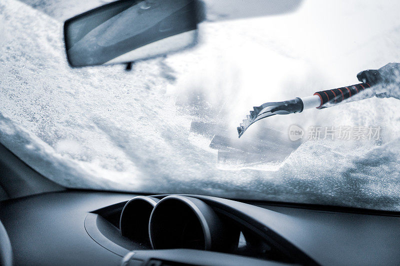 从车窗上刮冰和雪
