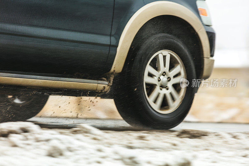 在冰雪潮湿的道路上驾驶美国西部冬季旅行系列