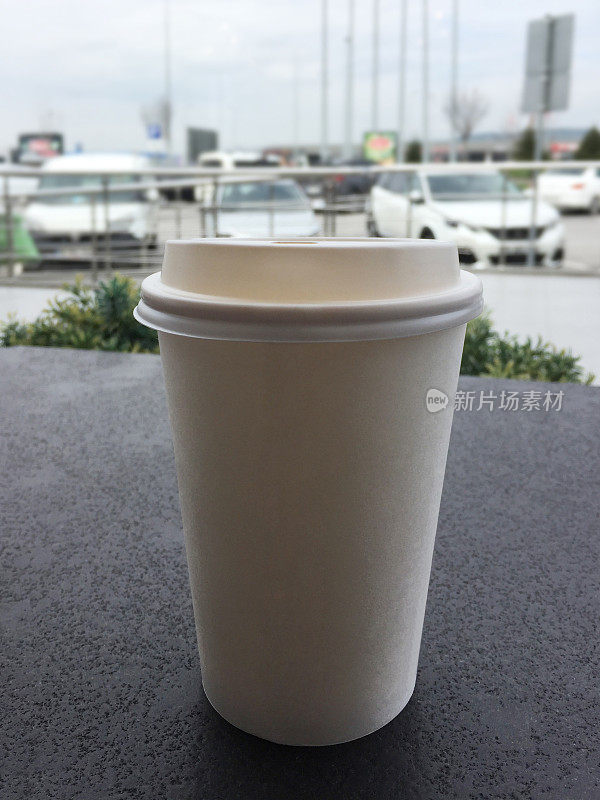 户外自助餐厅桌上的咖啡纸杯