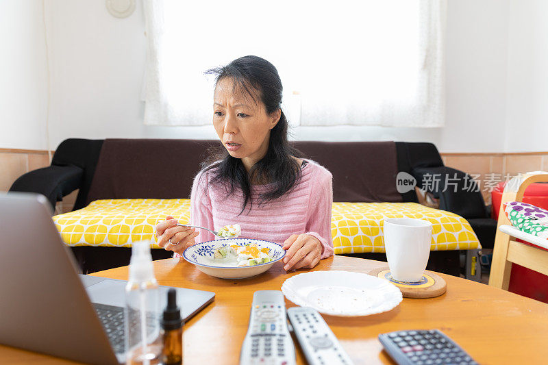 在视频通话中吃饭的女人