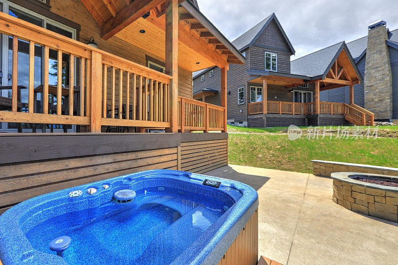 新山度假雪松棕色的家与伟大的后门廊与热水浴缸和火坑。